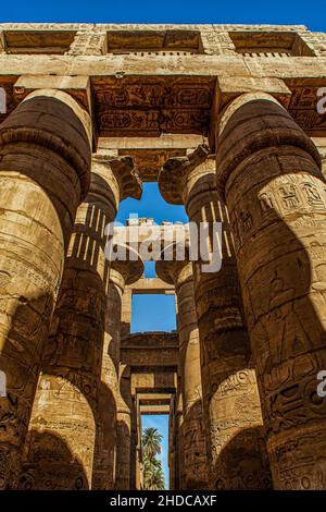 La salle des colonnes du temple principal d'Amun, construite par Sethos I et Ramses II, est la plus grande salle de colonnes en pierre du monde, toutes les colonnes de Banque D'Images