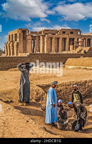 Vue sur le portique et l'hypostyle, Ramesseum, temple mortuaire de Ramsès IILouxor, Thèbes-Ouest, Egypte, Louxor, Thèbes,Ouest, Egypte, Afrique Banque D'Images