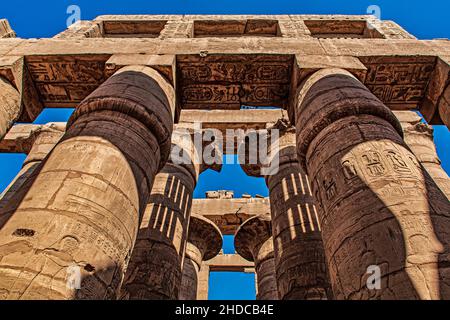 La salle des colonnes du temple principal d'Amun, construite par Sethos I et Ramses II, est la plus grande salle de colonnes en pierre du monde, toutes les colonnes de Banque D'Images