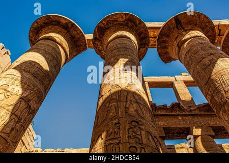 La salle des colonnes du temple principal d'Amun, construite par Sethos I et Ramses II, est la plus grande salle de colonnes en pierre du monde, toutes les colonnes de Banque D'Images