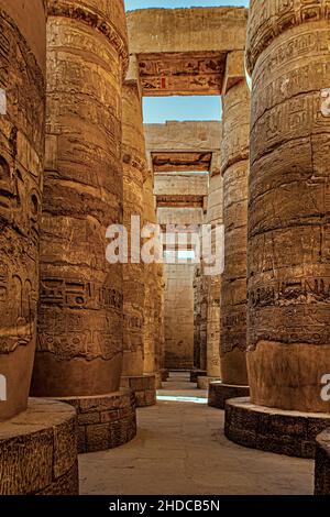 La salle des colonnes du temple principal d'Amun, construite par Sethos I et Ramses II, est la plus grande salle de colonnes en pierre du monde, toutes les colonnes de Banque D'Images