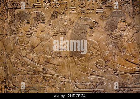 Banquet funéraire.Soulagement montrant le frère de Ramose Keshy avec un prêtre, à côté de lui un autre frère de Ramose Amenhotep avec sa femme May, tombe de Ramo Banque D'Images
