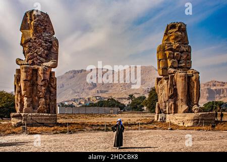 Memnon Colossi, statues gigantesques d'un temple mortuaire d'Amenophis III Louxor, Thèbes Ouest, Egypte, Louxor, Thèbes,Ouest, Egypte, Afrique Banque D'Images