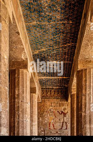 Relief dans le portique de la chapelle Anubis avec Thumosis III sacrifiant au dieu Sokar sous forme de faucon, temple funéraire du pharaon Hatshepsut, Banque D'Images