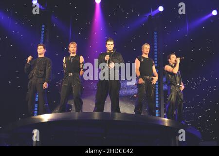 Westlife sur scène pendant la première nuit de leur Unbreakable Tour 2003, Wembley Arena, Londres, Royaume-Uni.3rd juin 2003. Banque D'Images