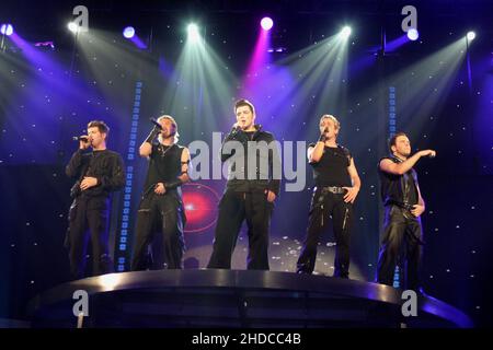 Westlife sur scène pendant la première nuit de leur Unbreakable Tour 2003, Wembley Arena, Londres, Royaume-Uni.3rd juin 2003. Banque D'Images