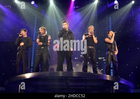 Westlife sur scène pendant la première nuit de leur Unbreakable Tour 2003, Wembley Arena, Londres, Royaume-Uni.3rd juin 2003. Banque D'Images