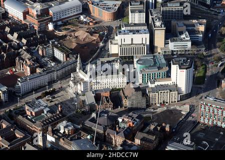 Vue aérienne de l'Université Leeds Beckett, avec le Leeds Civic Hall et la Leeds Beckett Business School en premier plan Banque D'Images
