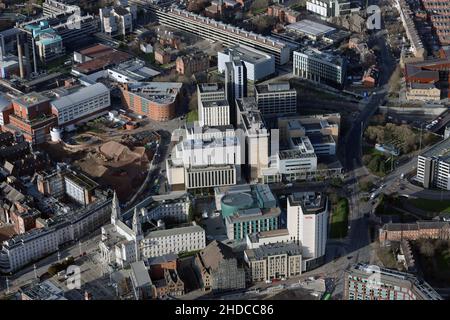 Vue aérienne de l'Université Leeds Beckett, avec le Leeds Civic Hall et la Leeds Beckett Business School en premier plan Banque D'Images