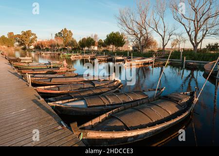 Petits bateaux de pêche amarrés à Puerto de Catarroja dans le parc naturel d'Albufera Banque D'Images