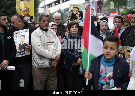 Naplouse, Cisjordanie, Palestine.5th janvier 2022.Les Palestiniens détiennent les drapeaux et les affiches du prisonnier palestinien Hisham Abu Hawash, qui est en grève de la faim pendant 141 jours dans les prisons israéliennes.Centre-ville de Naplouse, en Cisjordanie occupée.Credit: Nasser Ishtayeh/ZUMA Wire/Alay Live News Banque D'Images