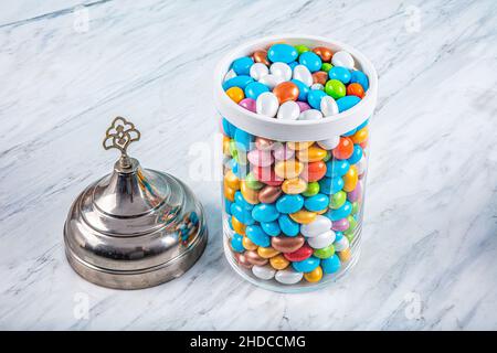 pots de bonbons aux amandes, guimauves.Bonbons traditionnels colorés, chocolats et bonbons Almond dans un bol en verre sur fond de marbre, gros plan Banque D'Images