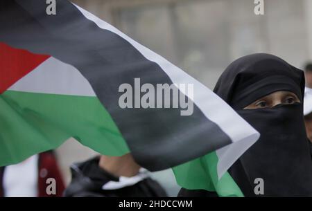 Naplouse, Cisjordanie, Palestine.5th janvier 2022.Les Palestiniens détiennent les drapeaux et les affiches du prisonnier palestinien Hisham Abu Hawash, qui est en grève de la faim pendant 141 jours dans les prisons israéliennes.Centre-ville de Naplouse, en Cisjordanie occupée.Credit: Nasser Ishtayeh/ZUMA Wire/Alay Live News Banque D'Images