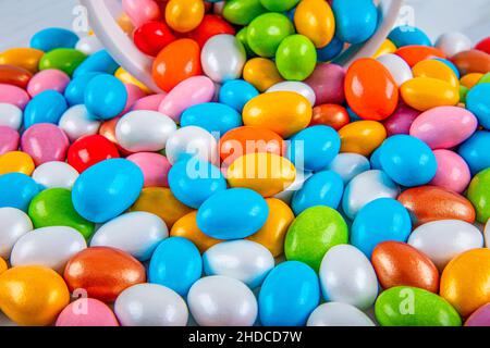 pots de bonbons aux amandes, guimauves.Bonbons traditionnels colorés, chocolats et bonbons Almond dans un bol en verre sur fond de marbre, gros plan Banque D'Images