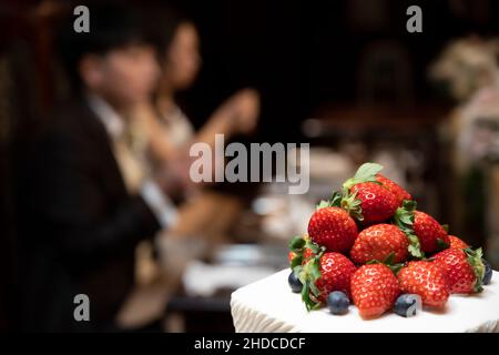 Mariée et marié sur gâteau de fraise Banque D'Images