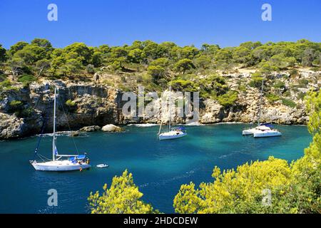 Europa, Spanien, Mallorca, Segelyachten in der Bucht von Cala Pi,, Europe, Espagne, Majorque, plage, bateau, Yacht, Cala Pi, Banque D'Images