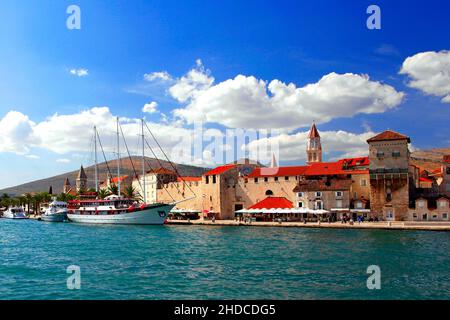 Blick auf die Altstadt von Trogir mit dem Turm der St Laurentius Kirche im Hintergrund, Dalmatien, Kroatien Banque D'Images