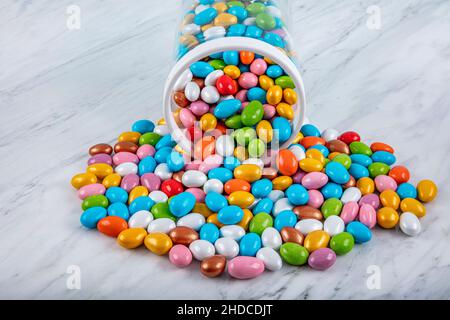 pots de bonbons aux amandes, guimauves.Bonbons traditionnels colorés, chocolats et bonbons Almond dans un bol en verre sur fond de marbre, gros plan Banque D'Images