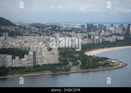 Belle vue sur le paysage vert de Flamengo Landfill et les bâtiments de la ville Banque D'Images