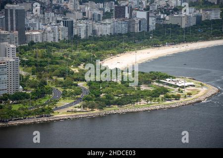 Belle vue sur le paysage vert de Flamengo Landfill et les bâtiments de la ville Banque D'Images