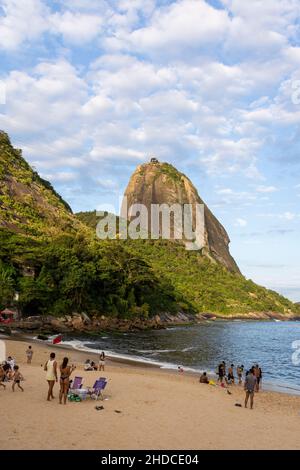Belle vue de la plage à la montagne de la forêt tropicale verte de Sugar Loaf Banque D'Images