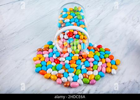 pots de bonbons aux amandes, guimauves.Bonbons traditionnels colorés, chocolats et bonbons Almond dans un bol en verre sur fond de marbre, gros plan Banque D'Images