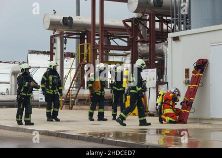 Les pompiers préparent l'équipement de sauvetage et le brancard.Exercez-vous. Banque D'Images