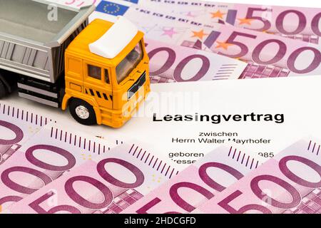 Leasingvertrag fuer ein neues Auto, LKW, Lastkraftwagen, Symbolfoto Modellauto, Banque D'Images