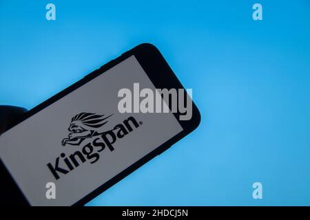 Rheinbach, Allemagne 4 janvier 2022, le logo du fabricant irlandais de matériaux de construction 'Kingspan' sur l'écran d'un smartphone Banque D'Images