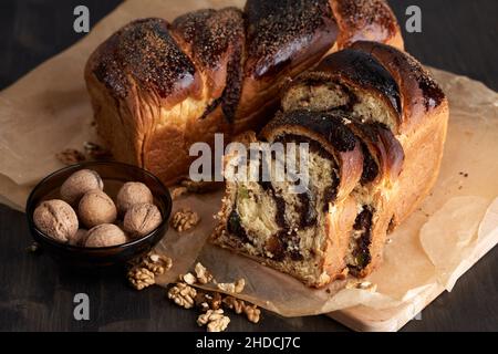 Livre de gâteau avec cacao, raisins secs et garniture de délice turc Banque D'Images