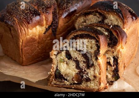 Livre de gâteau avec cacao, raisins secs et garniture de délice turc Banque D'Images