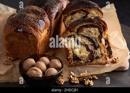 Livre de gâteau avec cacao, raisins secs et garniture de délice turc Banque D'Images
