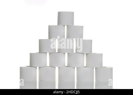 Eine Pyramide aus Toilettenpapier weissem Hintergrund, vor Banque D'Images