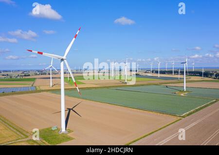 Vue aérienne sur les terres agricoles avec des éoliennes au parc éolien de la Frise du Nord, Schleswig-Holstein, Allemagne Banque D'Images