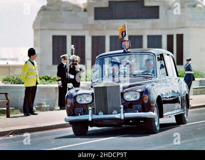 HM Queen Elizabeth arrive à Southsea Common le 5th 1994 juin pour le Drum Head Service commémorant le 50th anniversaire du débarquement en Normandie, Southsea, Portsmouth, Hampshire, Angleterre,ROYAUME-UNI. Banque D'Images