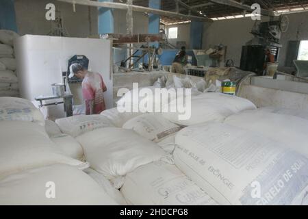 Eunapolis, bahia, brésil - 18 mars 2011: Production de farine de manioc dans une maison de farine dans la municipalité d'Eunapolis. Banque D'Images