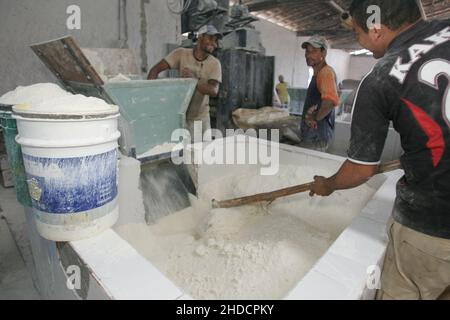 Eunapolis, bahia, brésil - 18 mars 2011: Production de farine de manioc dans une maison de farine dans la municipalité d'Eunapolis. Banque D'Images