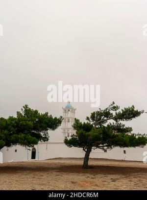 Vue sur le célèbre vieux monastère d'Agia Elesa dans le brouillard.Kythira en Grèce. Banque D'Images