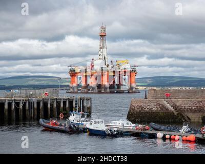 Plate-forme de forage semi-submersible Transocean leader amarrée par Cromarty Harbour dans le Cromarty Firth, Highland, Écosse Banque D'Images