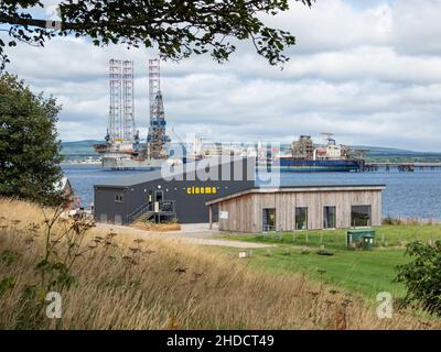 Le Cinema et le Cromarty relient les bâtiments Hub à la plate-forme pétrolière et au navire derrière.Cromarty, Black Isle, Highland, Écosse Banque D'Images