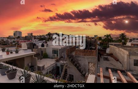 Coucher de soleil à Mazatlan, rues colorées de la vieille ville dans le centre historique de la ville, près de la promenade El Malecon, du bord de l'océan Zona Hotelera Hotel zone et de la cathédrale centrale de la basilique Mazatlan. Banque D'Images