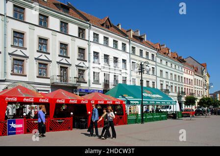 Ivano Frankivsk, Ukraine : rue Halytska sur la place Rynok à Ivano Frankivsk.Des bars et des restaurants sont sur le trottoir. Banque D'Images