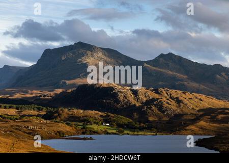 Feu en fin d'après-midi sur Beinn Airigh Charr du Loch Kernsary près de Poolewe, Wester Ross, Écosse Banque D'Images