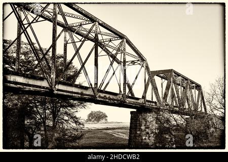 Pont de chemin de fer, River Bend Road, au-dessus de la rivière Guadalupe, Texas Hillcountry; Comfort;Texas ; Hill Country ; Kendall County ; automne Banque D'Images