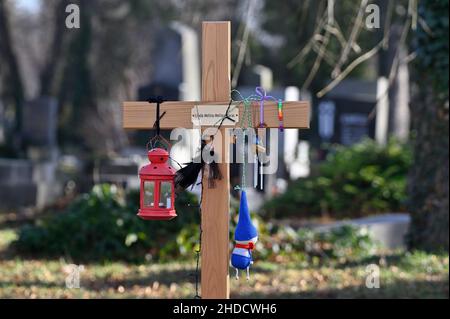 Vienne, Autriche.Le cimetière central de Vienne.Croix en bois avec lanterne et divers ajouts au cimetière central de Vienne Banque D'Images