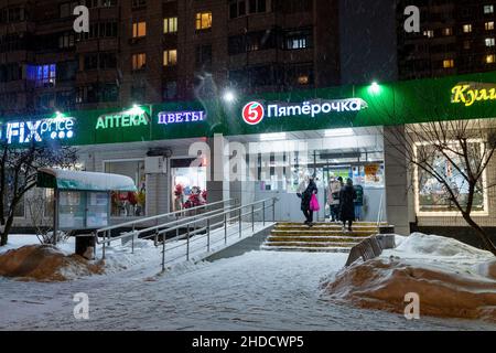 Moscou, Russie - 26 décembre 2021.Paysage urbain d'hiver avec vitrines à Zelenograd Banque D'Images