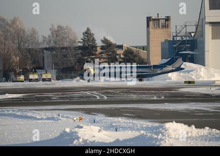 Stationnement en hélicoptère sur le toit d'un gratte-ciel avec vue panoramique au coucher du soleil. Banque D'Images