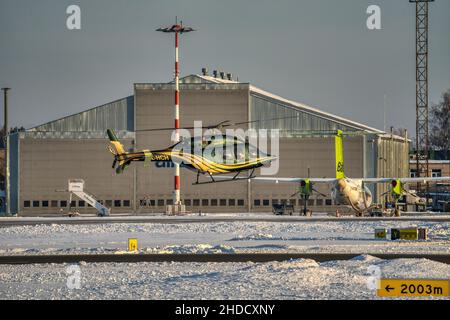 Stationnement en hélicoptère sur le toit d'un gratte-ciel avec vue panoramique au coucher du soleil. Banque D'Images