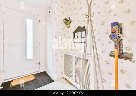 Vue frontale d'une porte en bois fermée.Un fragment de l'entrée d'un appartement moderne Banque D'Images