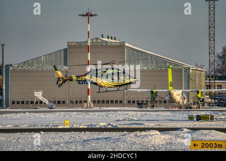 Stationnement en hélicoptère sur le toit d'un gratte-ciel avec vue panoramique au coucher du soleil. Banque D'Images